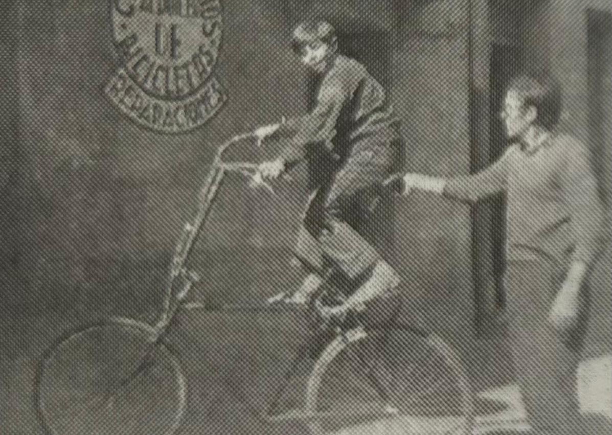 Imagen secundaria 1 - Una bicileta de varias ruedas, una bicleta de dos pisos en la que sale Pepe de niño sentado junto con su padre, que sostiene la bici y la última el padre de Pepe sostiene un cuadro en el que se muestra una cadena de piedra de Villamayor hecha a mano. 