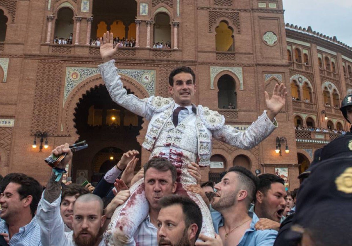 Fernando Adrián, a hombros tras la corrida de Beneficencia de 2024 en Madrid.