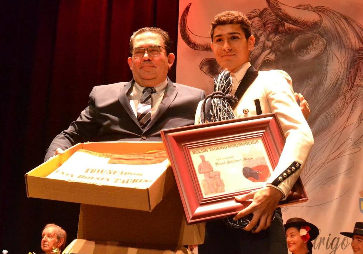 David Gutiérrez Rosco, recogiendo el premio de triunfador del Bolsín.