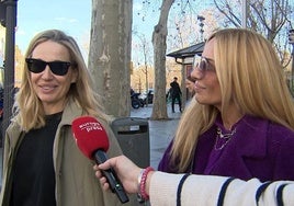 Carola Baleztena, junto a Marta Sánchez en la calle.