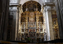 Instalación del andamio en la iglesia de La Clerecía.