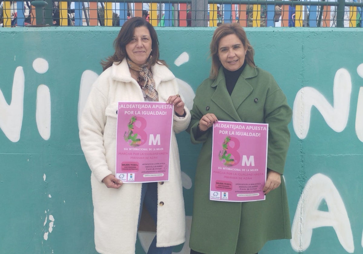 Las ediles Patricia López y Soraya San Juan con el cartel anunciador de la marcha.