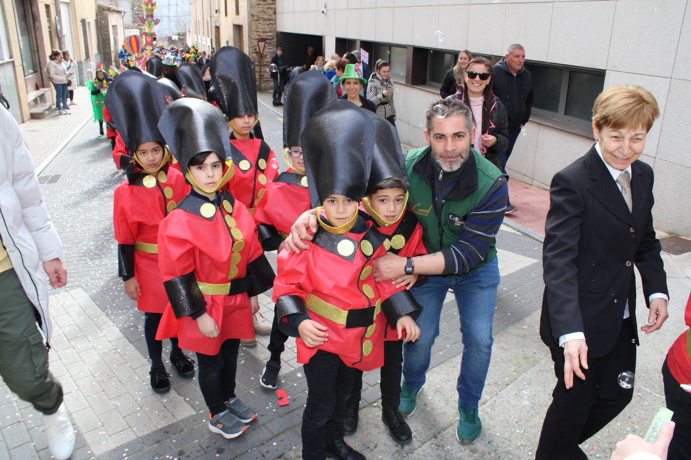 El desfile escolar hace vibrar a Guijuelo con una jornada llena de colorido y música