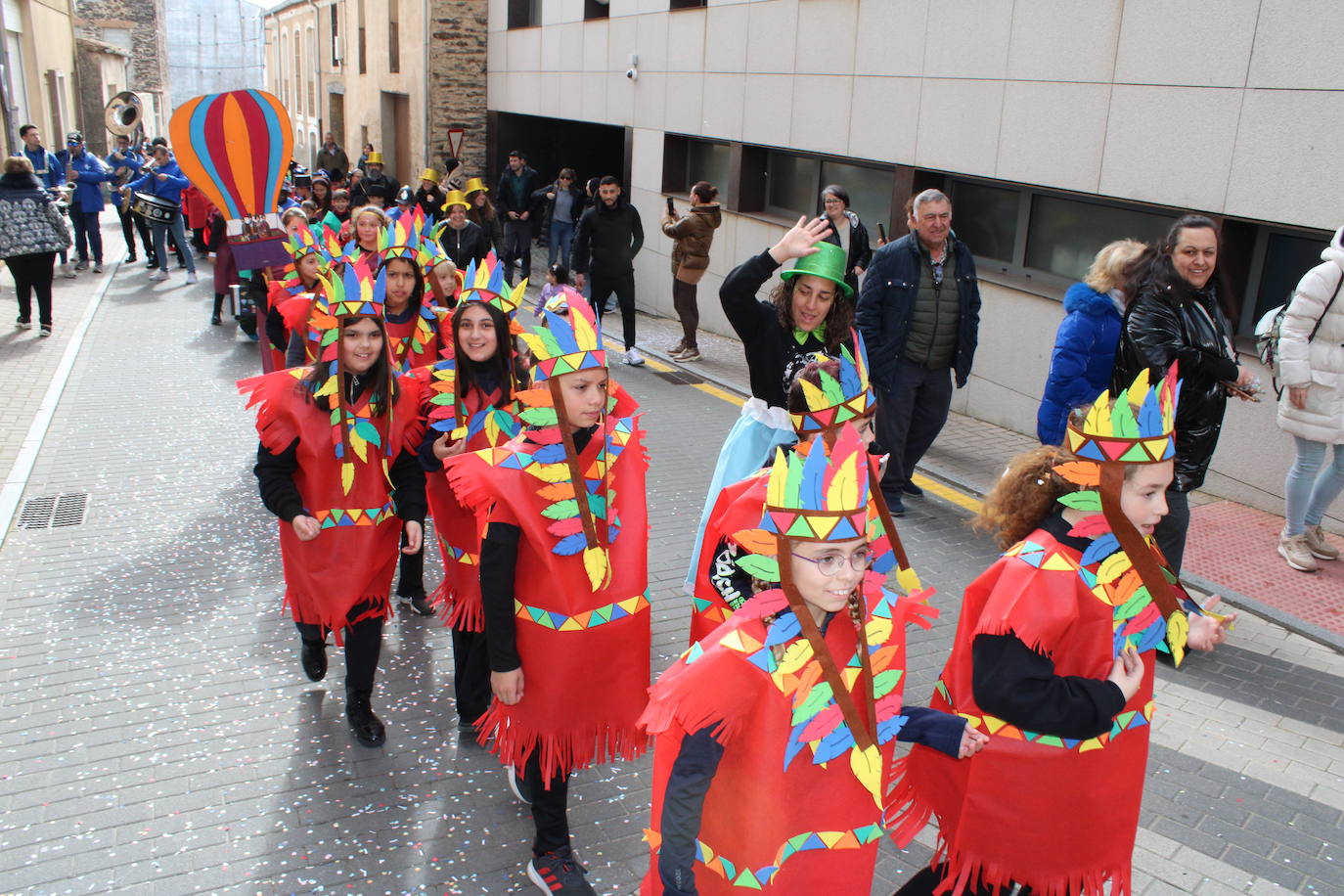 El desfile escolar hace vibrar a Guijuelo con una jornada llena de colorido y música