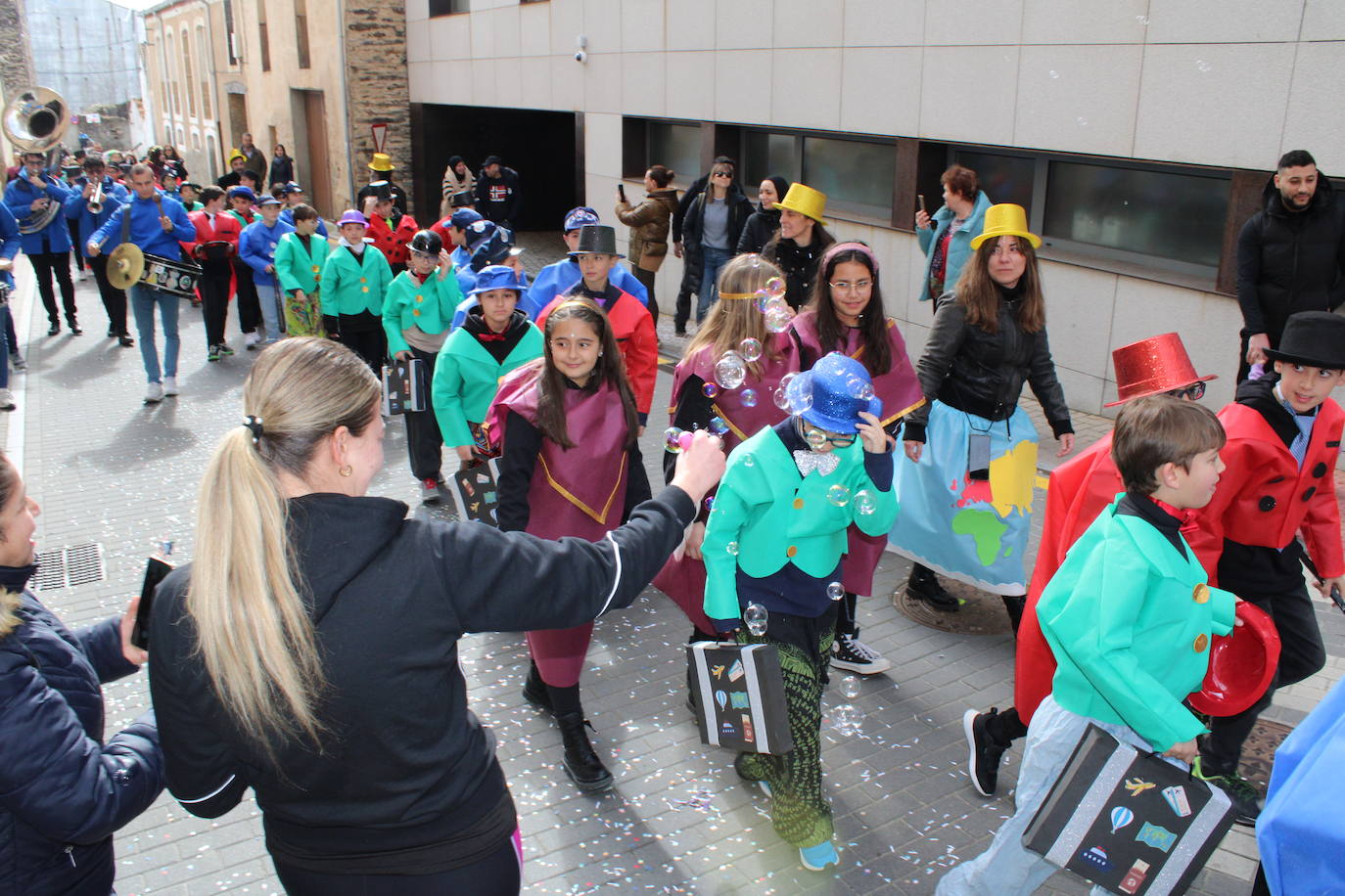 El desfile escolar hace vibrar a Guijuelo con una jornada llena de colorido y música