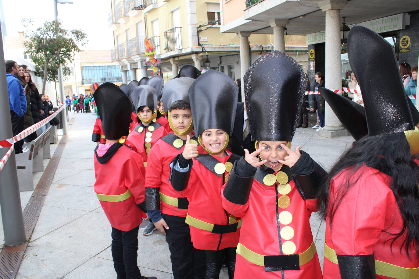 El desfile escolar hace vibrar a Guijuelo con una jornada llena de colorido y música