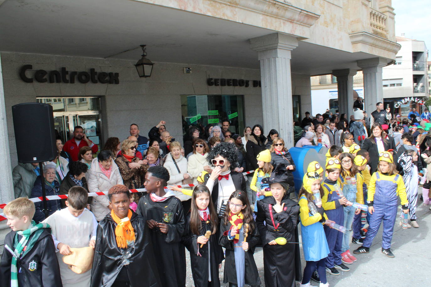 El desfile escolar hace vibrar a Guijuelo con una jornada llena de colorido y música