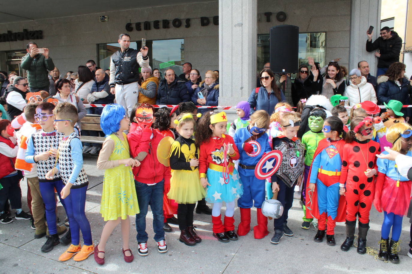 El desfile escolar hace vibrar a Guijuelo con una jornada llena de colorido y música