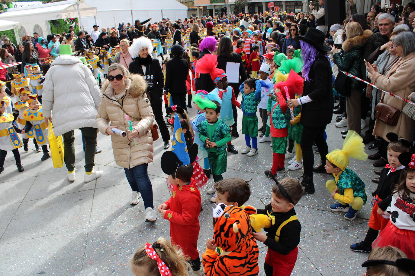 El desfile escolar hace vibrar a Guijuelo con una jornada llena de colorido y música