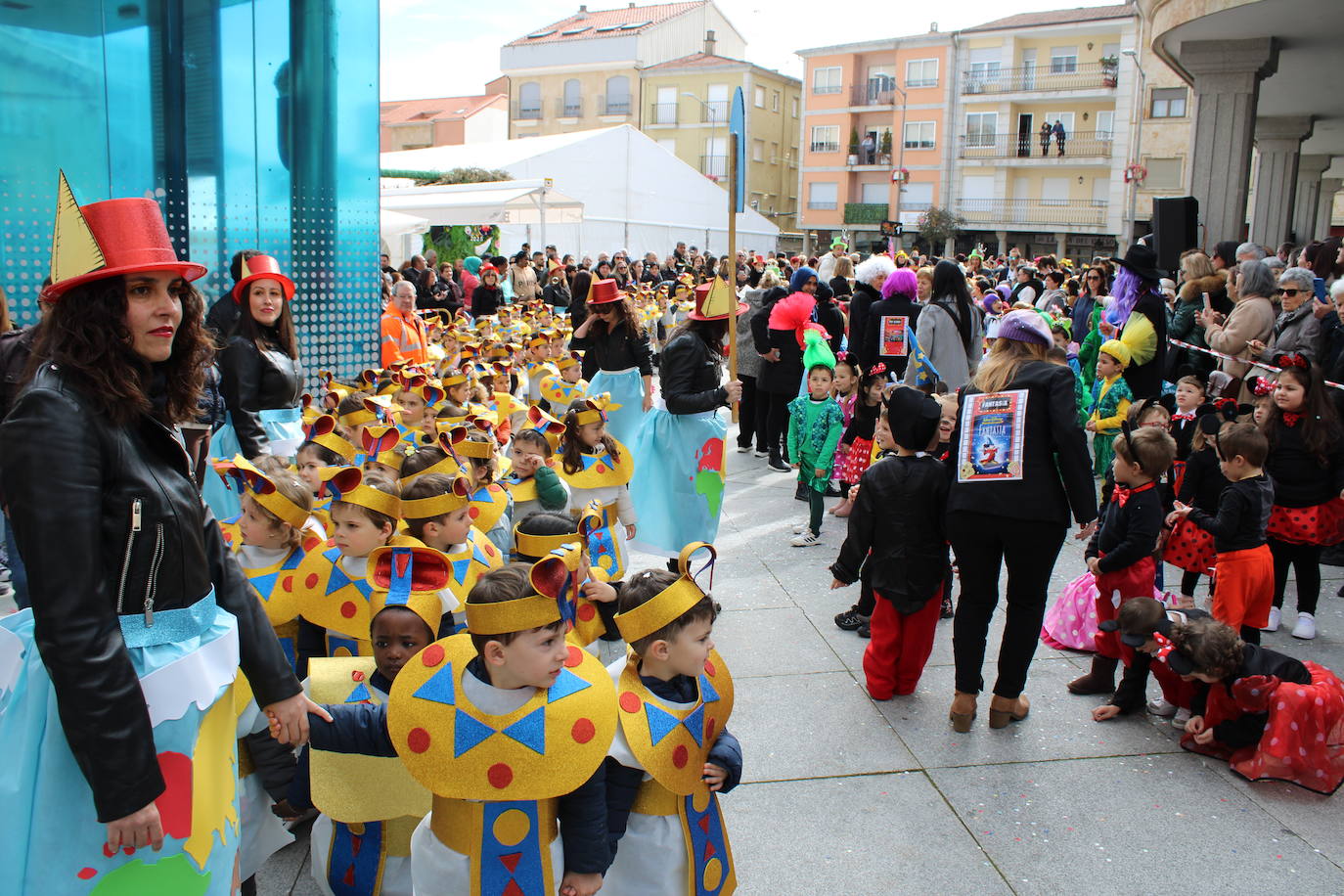 El desfile escolar hace vibrar a Guijuelo con una jornada llena de colorido y música