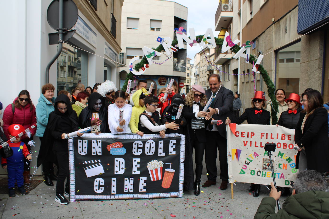 El desfile escolar hace vibrar a Guijuelo con una jornada llena de colorido y música