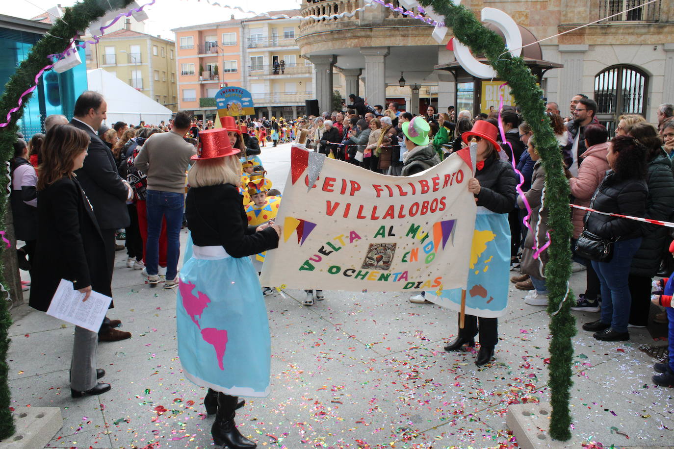 El desfile escolar hace vibrar a Guijuelo con una jornada llena de colorido y música