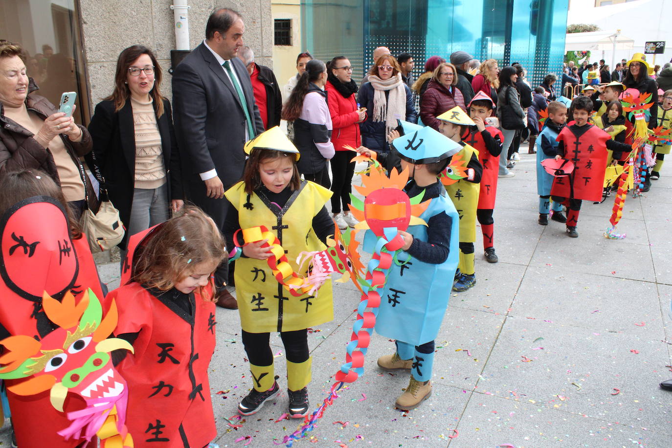 El desfile escolar hace vibrar a Guijuelo con una jornada llena de colorido y música