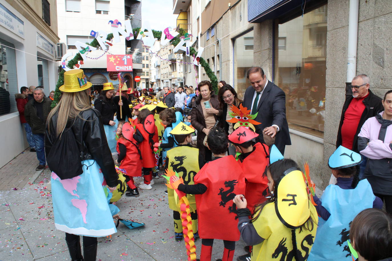 El desfile escolar hace vibrar a Guijuelo con una jornada llena de colorido y música