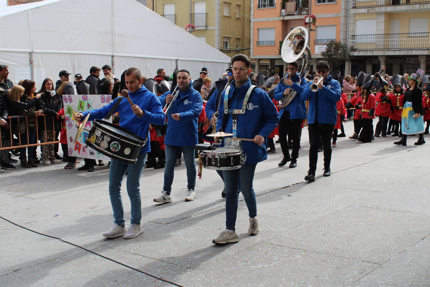 El desfile escolar hace vibrar a Guijuelo con una jornada llena de colorido y música