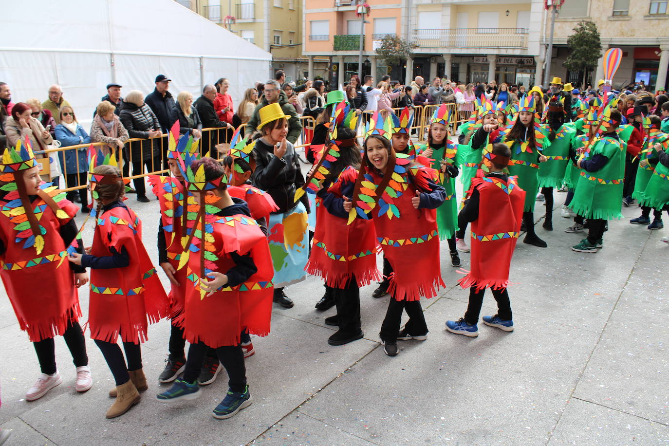 El desfile escolar hace vibrar a Guijuelo con una jornada llena de colorido y música