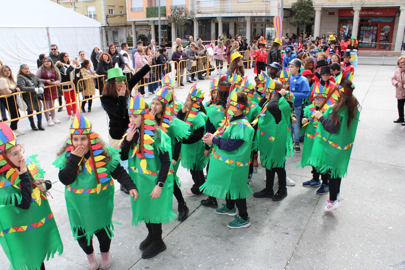 El desfile escolar hace vibrar a Guijuelo con una jornada llena de colorido y música