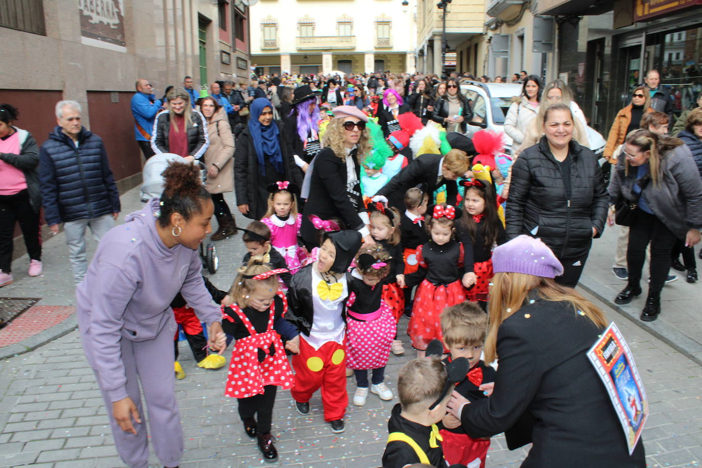 El desfile escolar hace vibrar a Guijuelo con una jornada llena de colorido y música