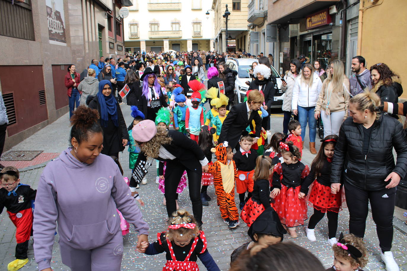 El desfile escolar hace vibrar a Guijuelo con una jornada llena de colorido y música