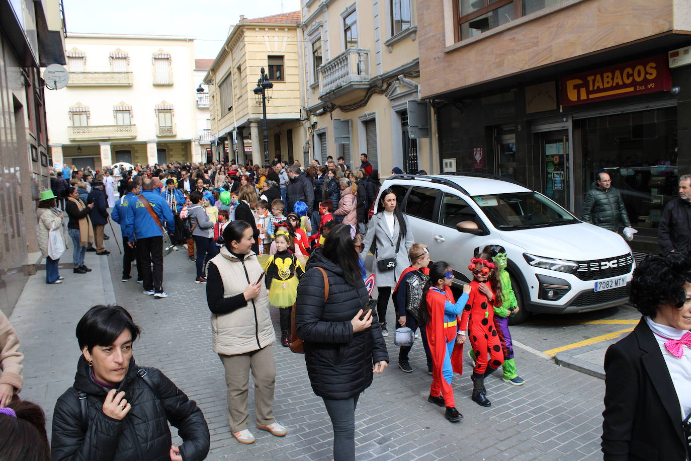 El desfile escolar hace vibrar a Guijuelo con una jornada llena de colorido y música