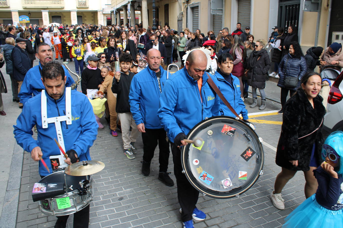 El desfile escolar hace vibrar a Guijuelo con una jornada llena de colorido y música