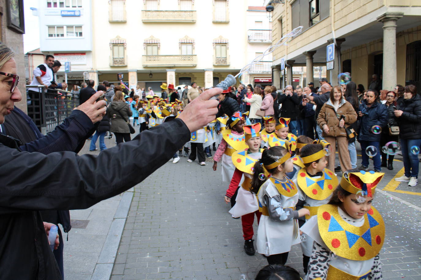 El desfile escolar hace vibrar a Guijuelo con una jornada llena de colorido y música