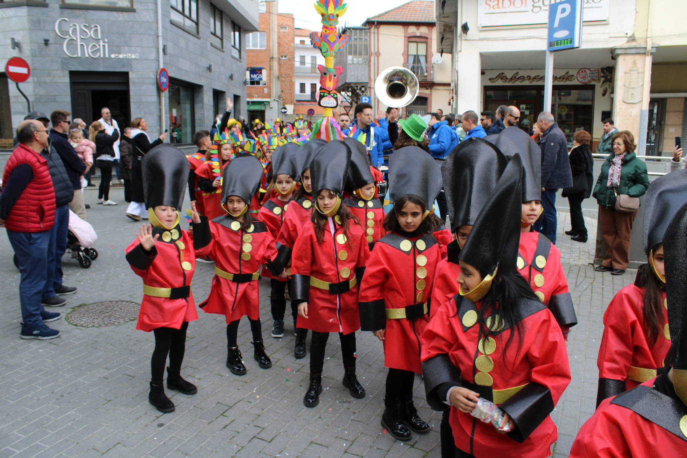 El desfile escolar hace vibrar a Guijuelo con una jornada llena de colorido y música