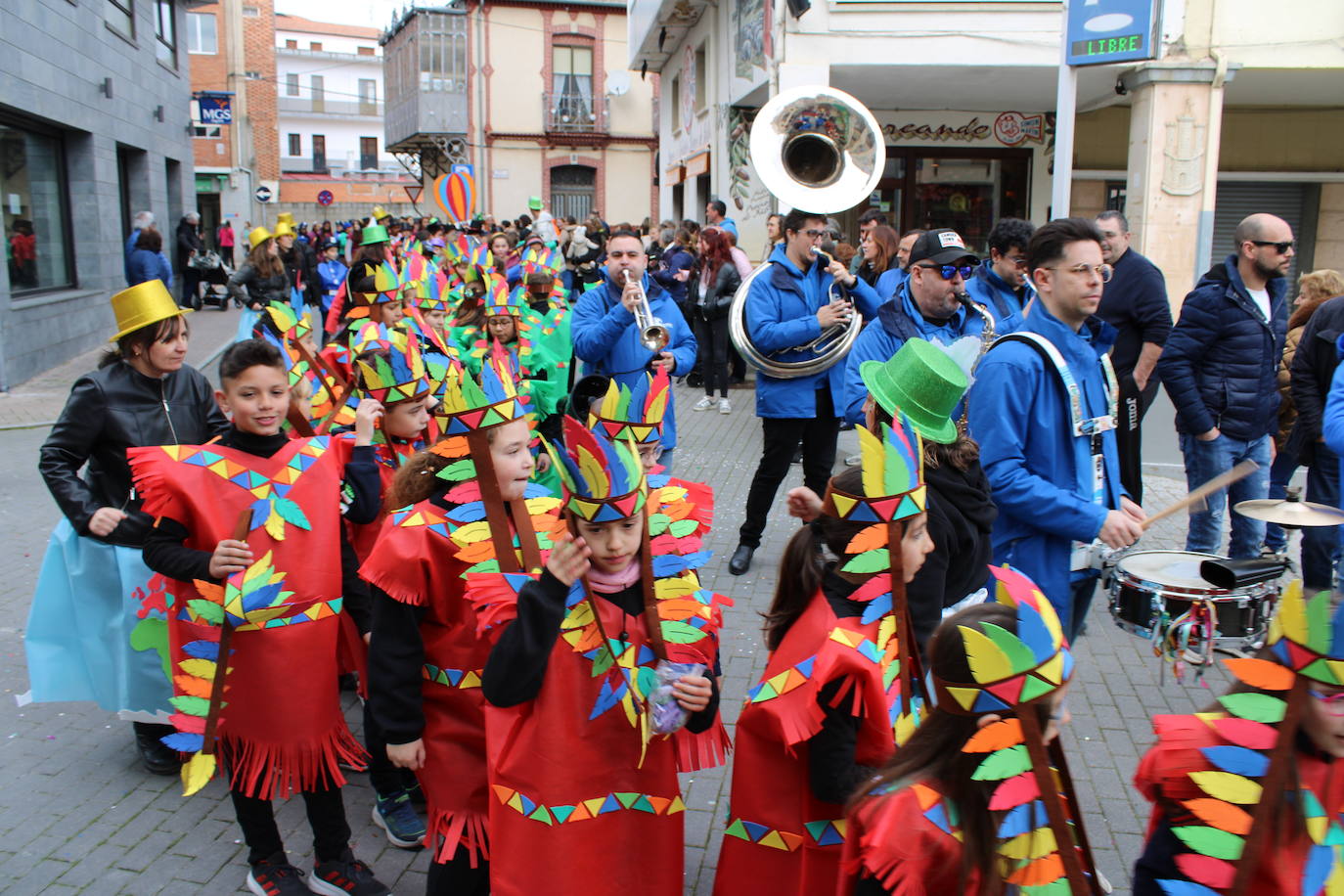 El desfile escolar hace vibrar a Guijuelo con una jornada llena de colorido y música