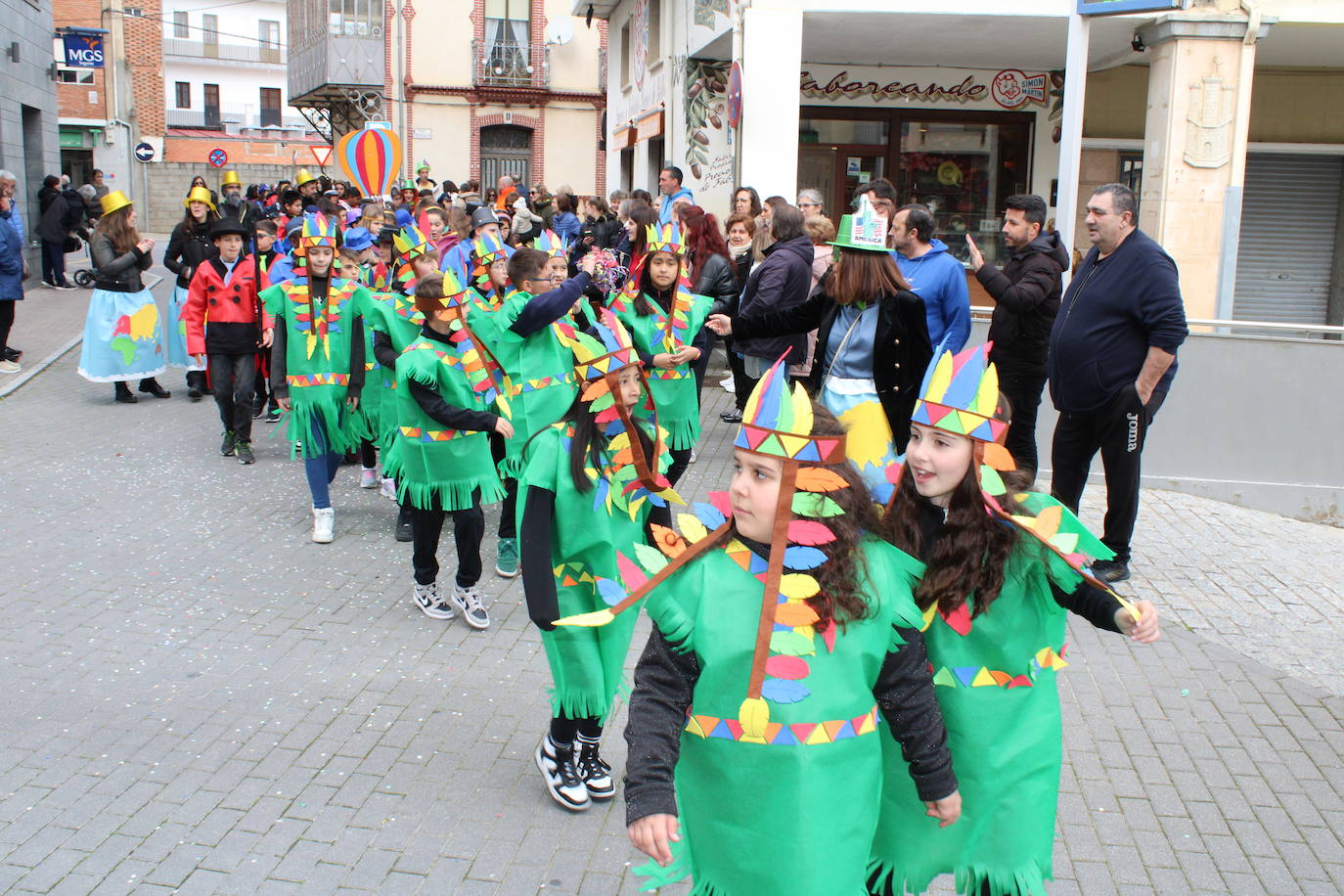 El desfile escolar hace vibrar a Guijuelo con una jornada llena de colorido y música