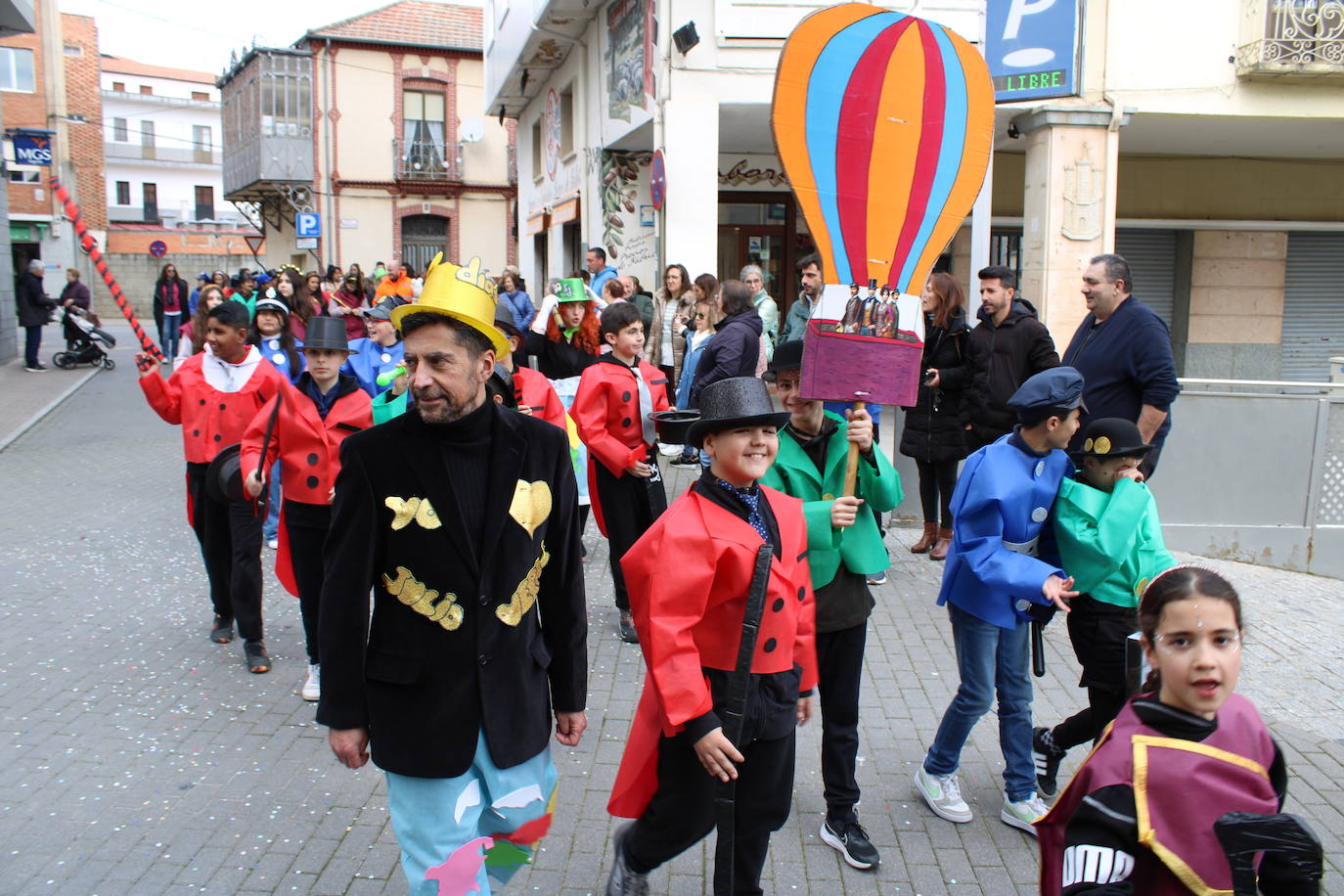 El desfile escolar hace vibrar a Guijuelo con una jornada llena de colorido y música