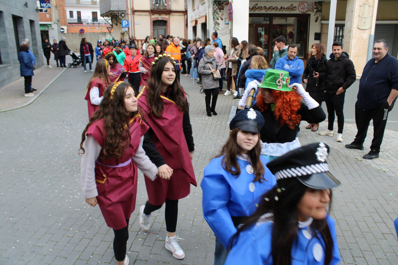 El desfile escolar hace vibrar a Guijuelo con una jornada llena de colorido y música