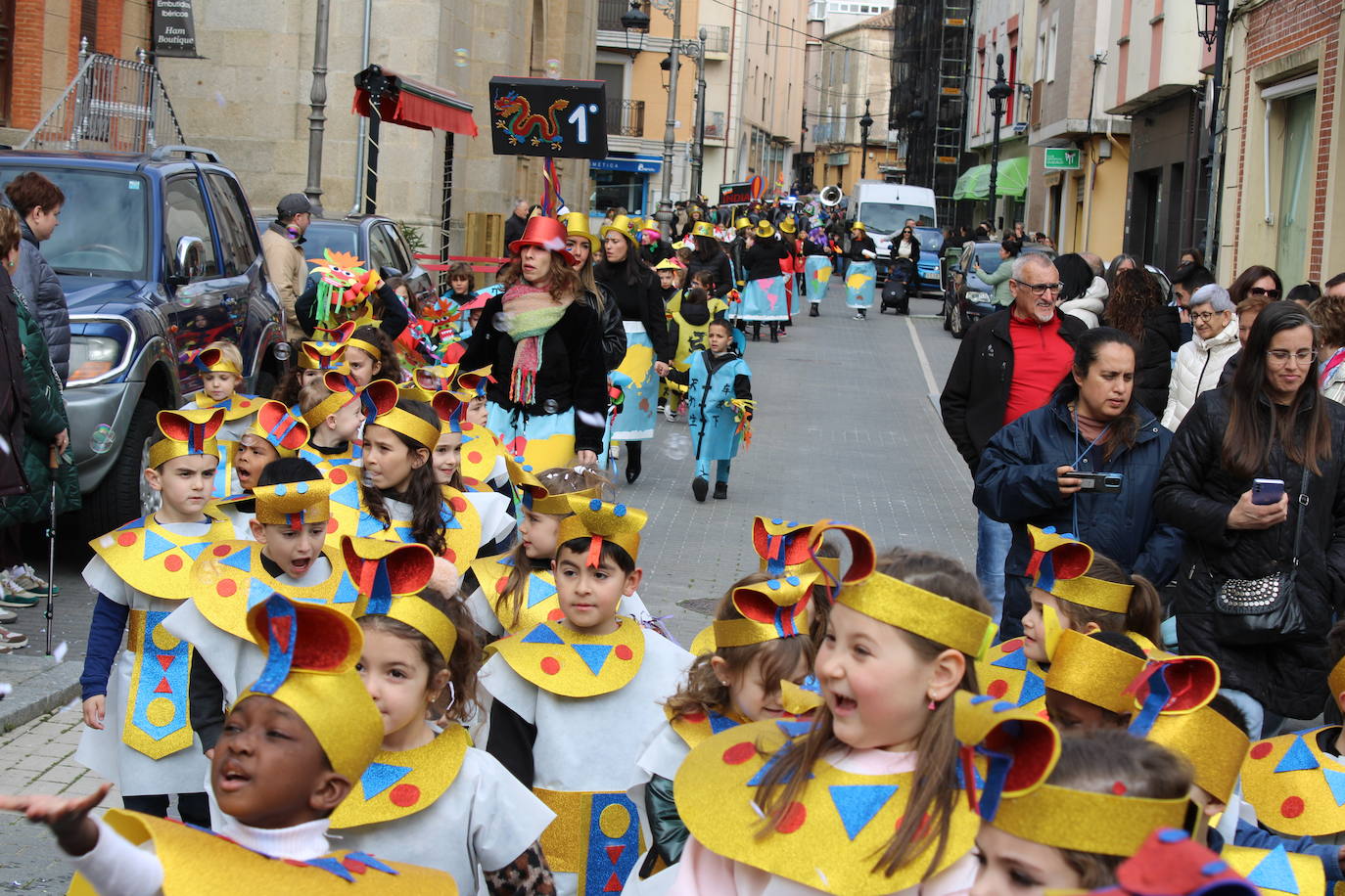 El desfile escolar hace vibrar a Guijuelo con una jornada llena de colorido y música