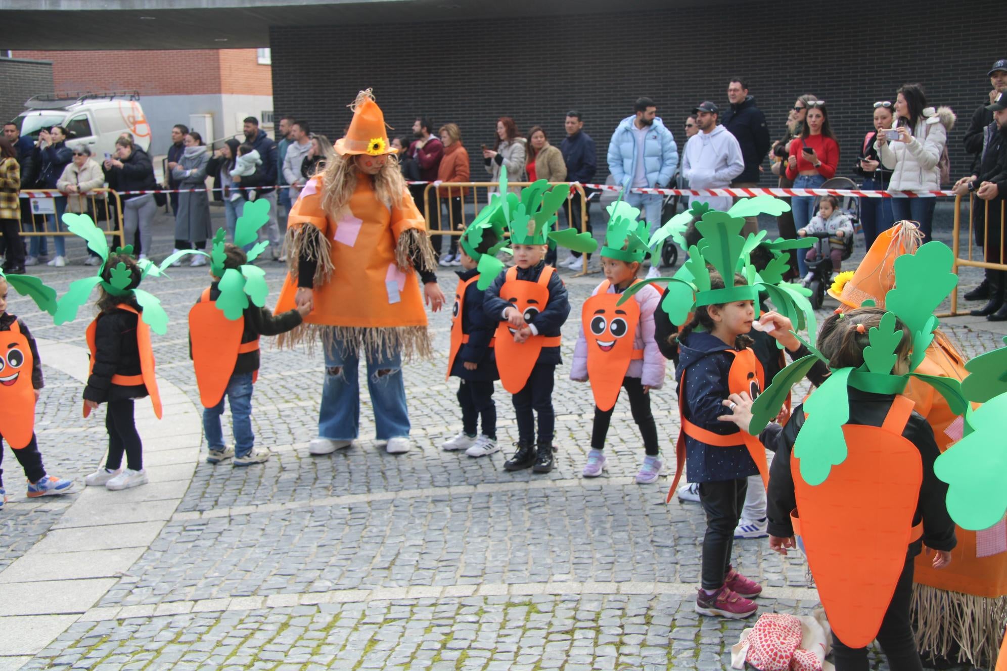 Colorido estreno infantil del carnaval en la plaza de España de Santa Marta de Tormes