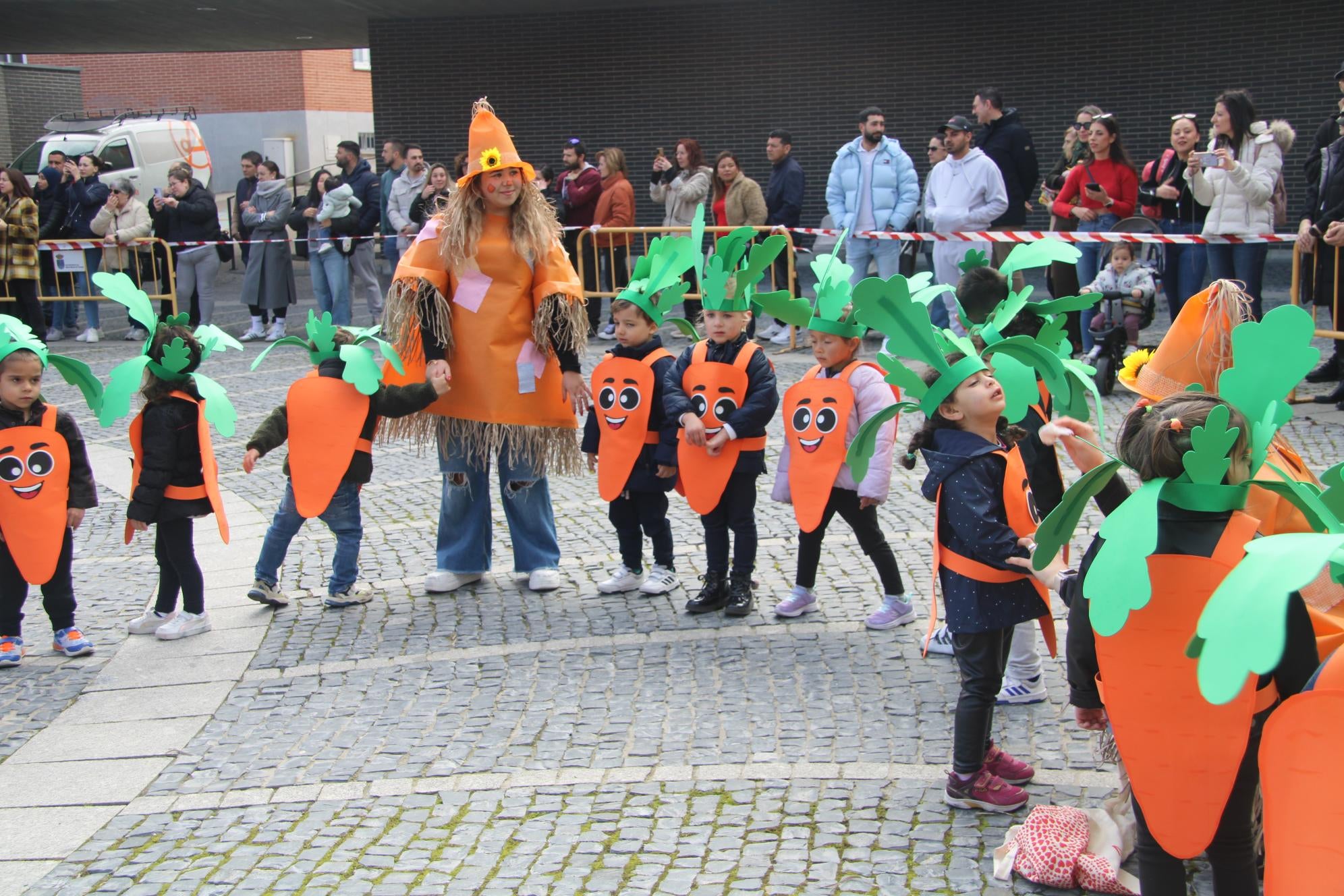 Colorido estreno infantil del carnaval en la plaza de España de Santa Marta de Tormes