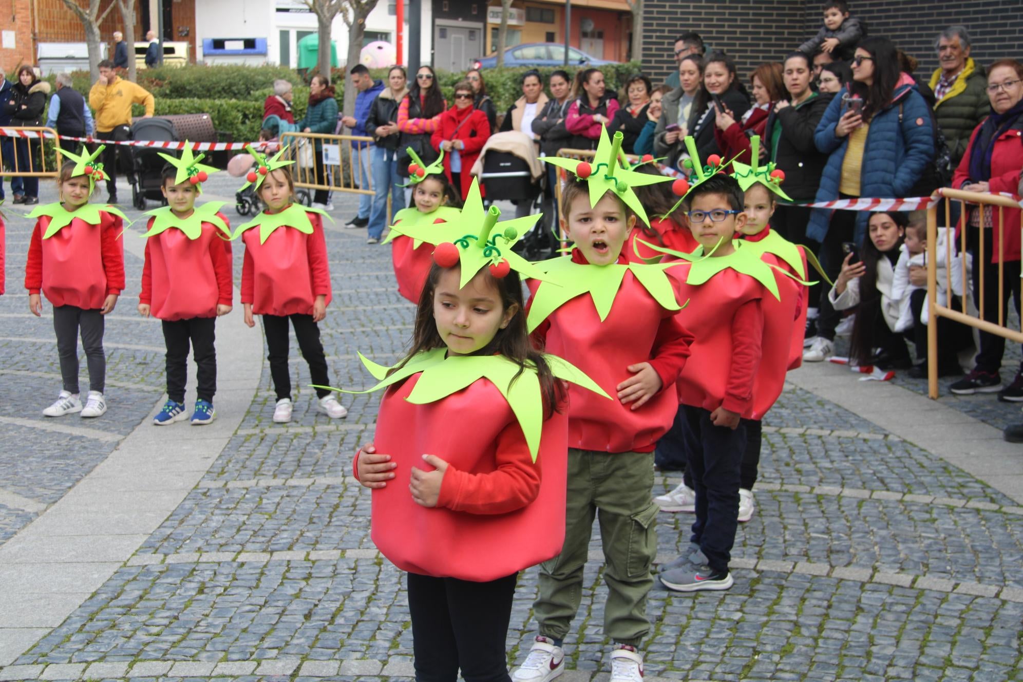 Colorido estreno infantil del carnaval en la plaza de España de Santa Marta de Tormes