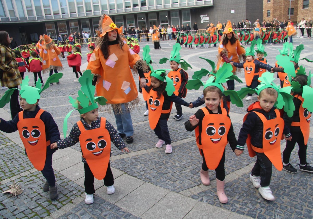 Colorido estreno infantil del carnaval en la plaza de España de Santa Marta de Tormes