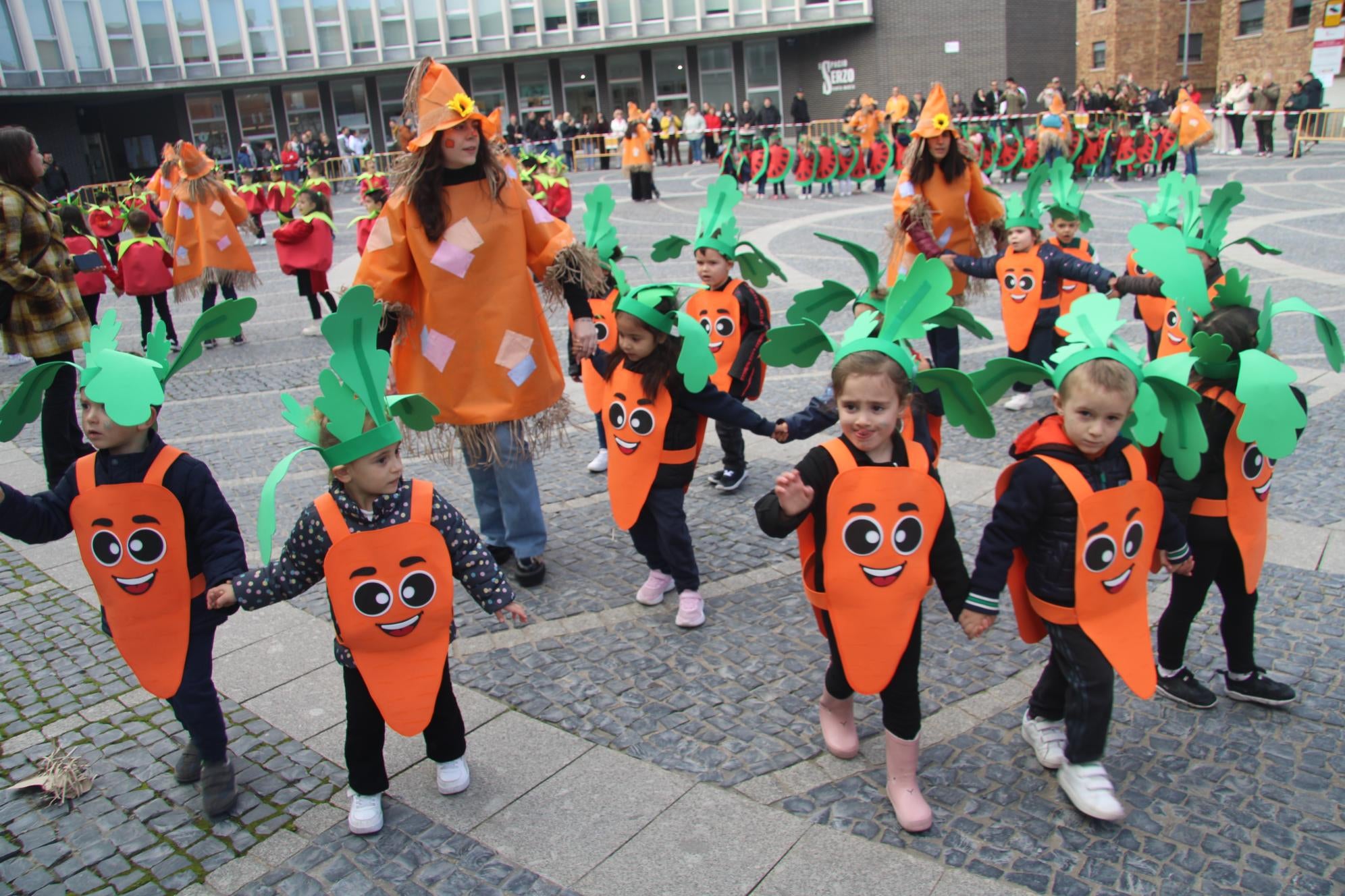 Colorido estreno infantil del carnaval en la plaza de España de Santa Marta de Tormes