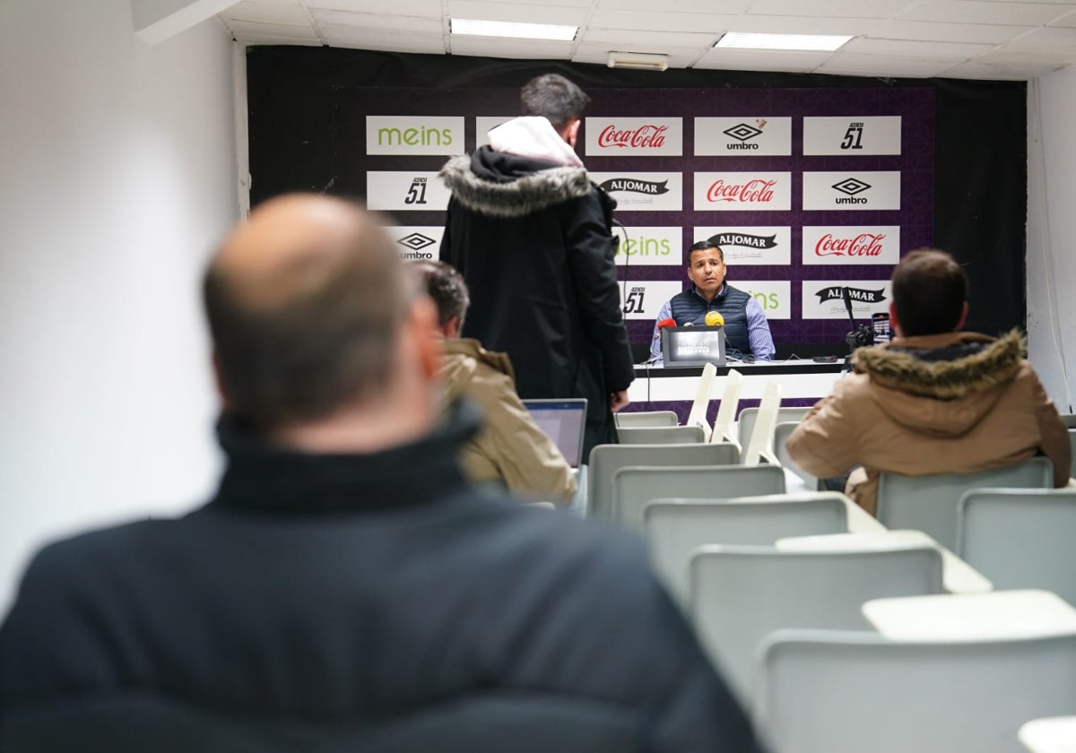 Manuel Lovato, de espaldas, siguiendo la rueda de prensa de Rafa Dueñas.