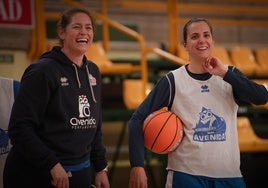 Risas de Anna Montañana y Andrea Vilaró en el entrenamiento.