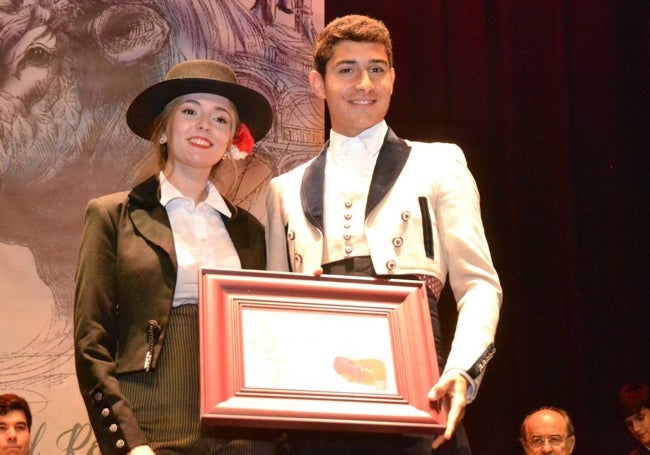 David Gutiérrez recogiendo el premio de triunfador del Bolsín Taurino Mirobrigense.