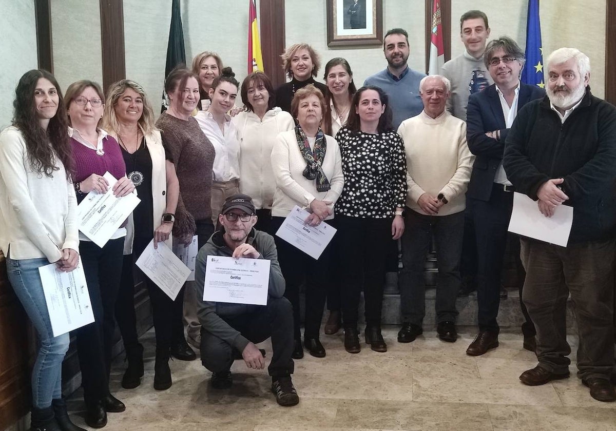 Imagen de los alumnos, equipo de monitores y autoridades durante la clausura de la acción formativa.