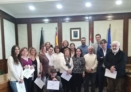 Imagen de los alumnos, equipo de monitores y autoridades durante la clausura de la acción formativa.