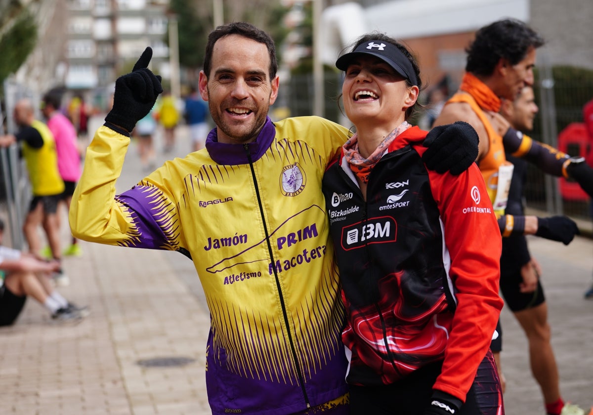 Juan Bueno Losada y Gema Martín celebran su triunfo en la Media Maratón el año pasado.