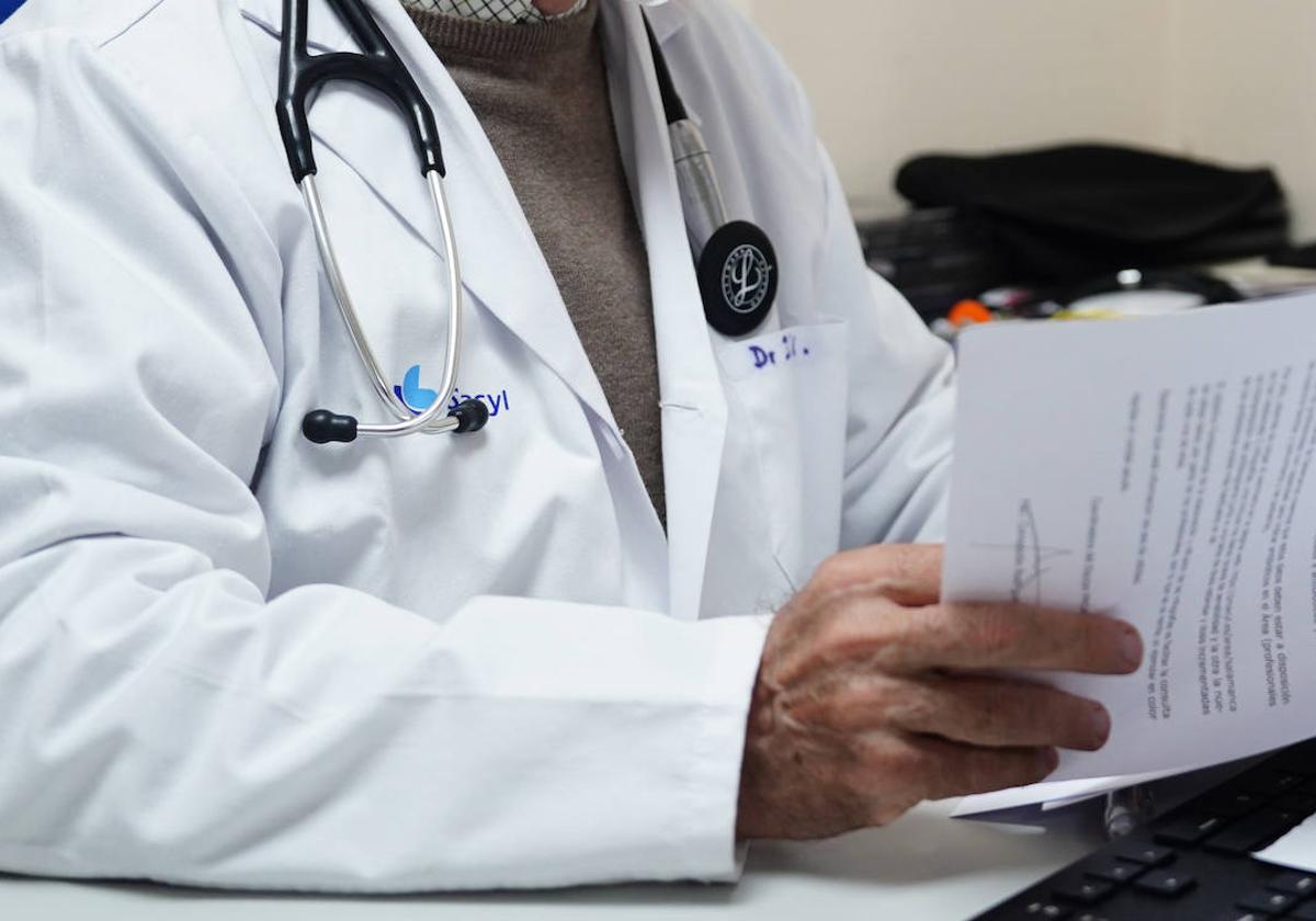 Un médico de familia de Salamanca repasa documentación en su consulta.