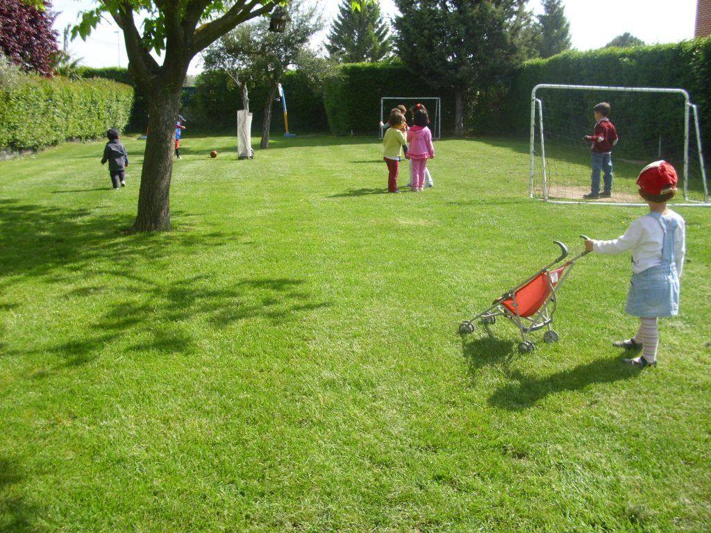 Los Rosales: un cole diferente con los niños como protagonistas jugando en la naturaleza