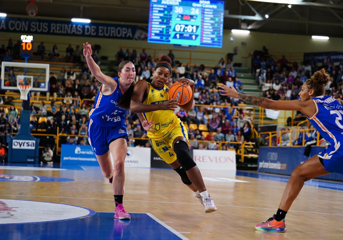 Sierra Calhoun, entre Lekovic y Herbet-Harrigan en Würzburg en su último partido con Gran Canaria.