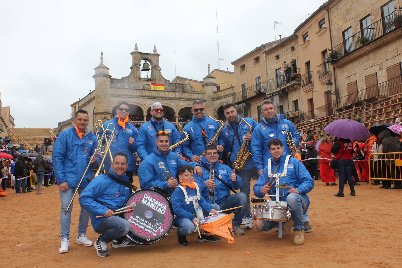 El desfile de disfraces del Carnaval del Toro resiste al frío y el agua