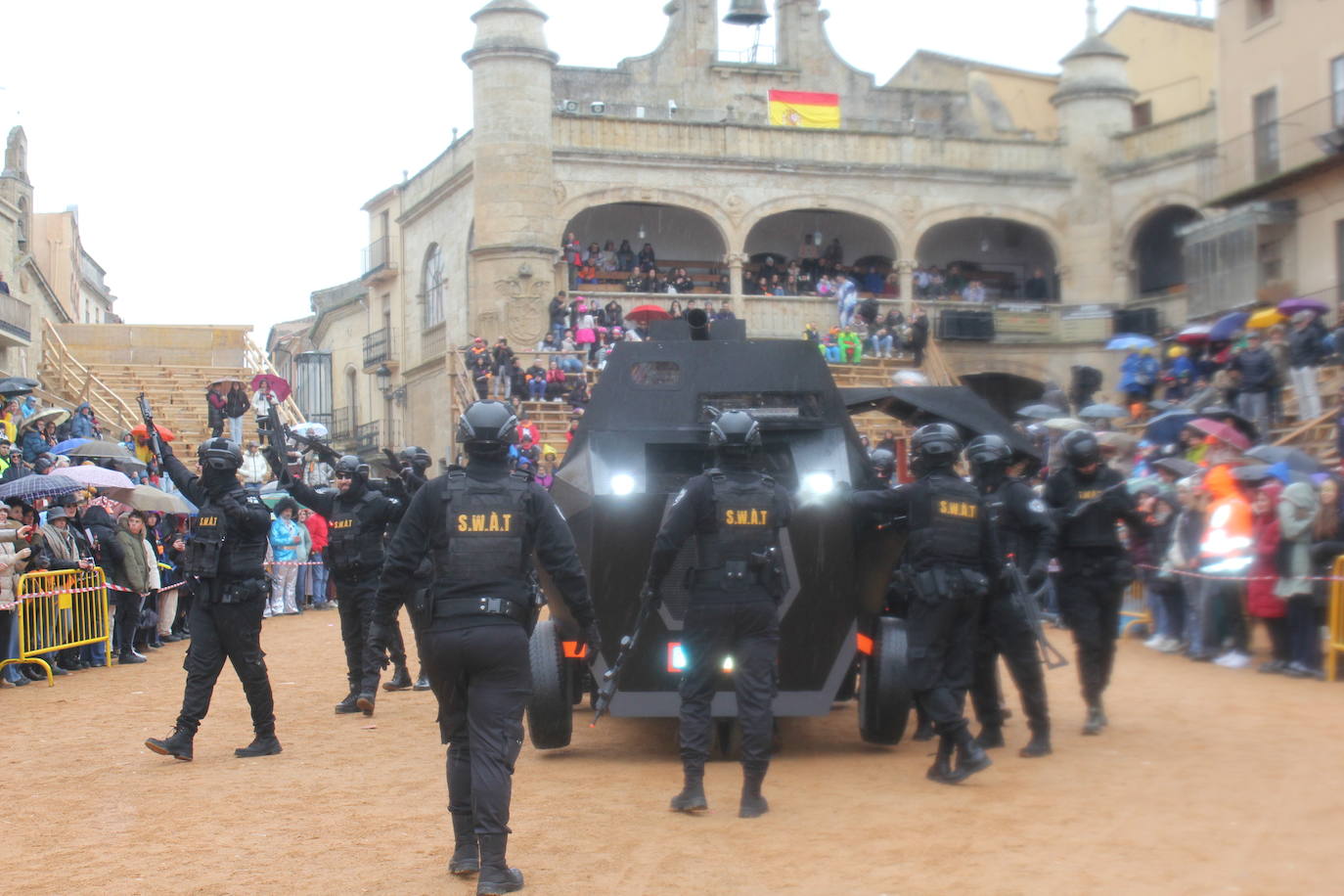 El desfile de disfraces del Carnaval del Toro resiste al frío y el agua