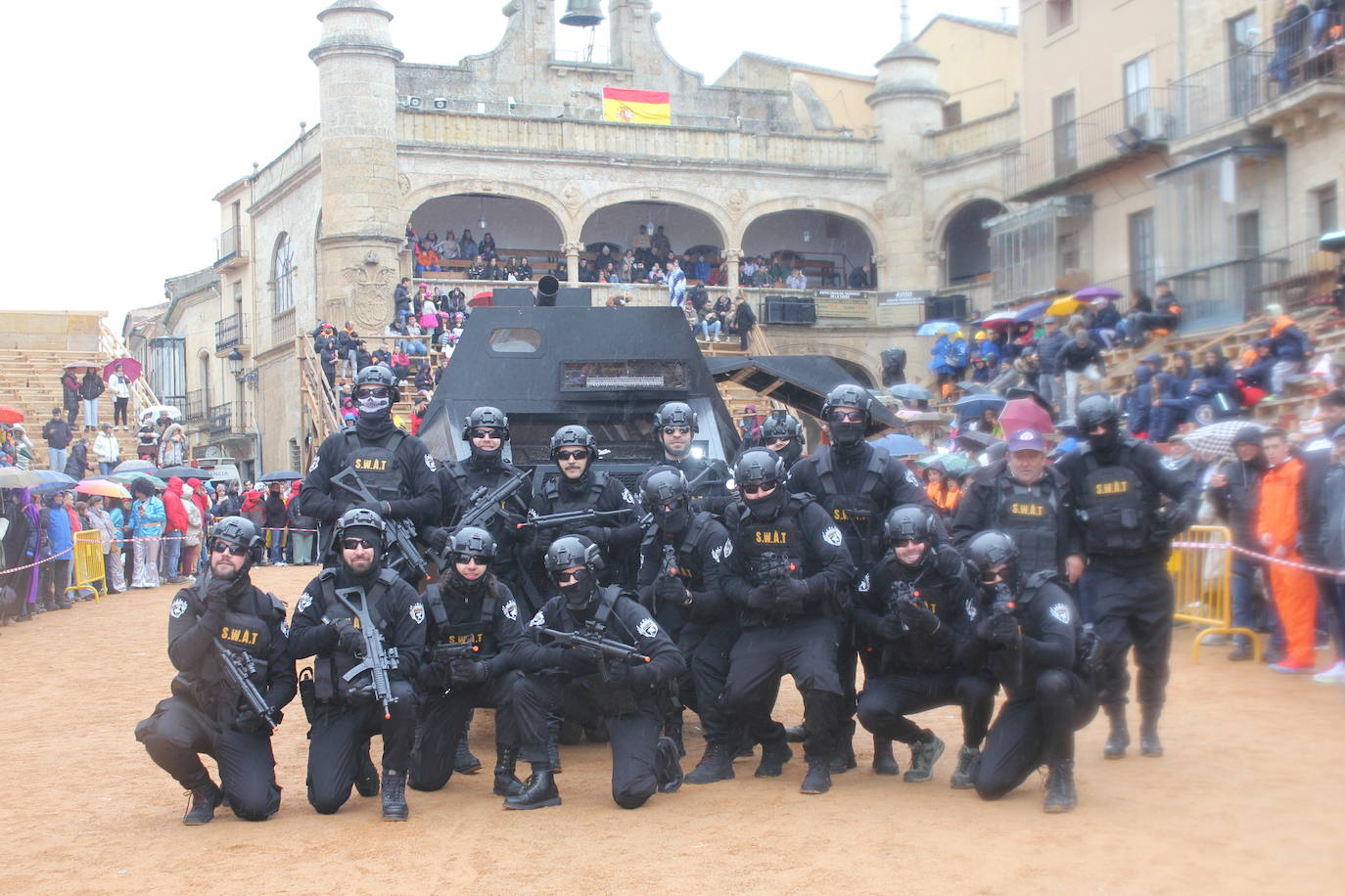 El desfile de disfraces del Carnaval del Toro resiste al frío y el agua