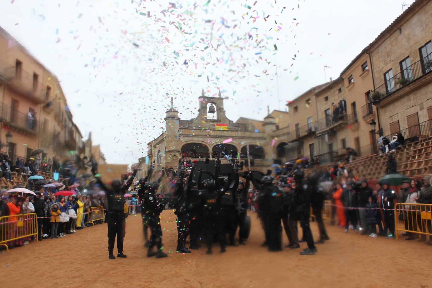 El desfile de disfraces del Carnaval del Toro resiste al frío y el agua